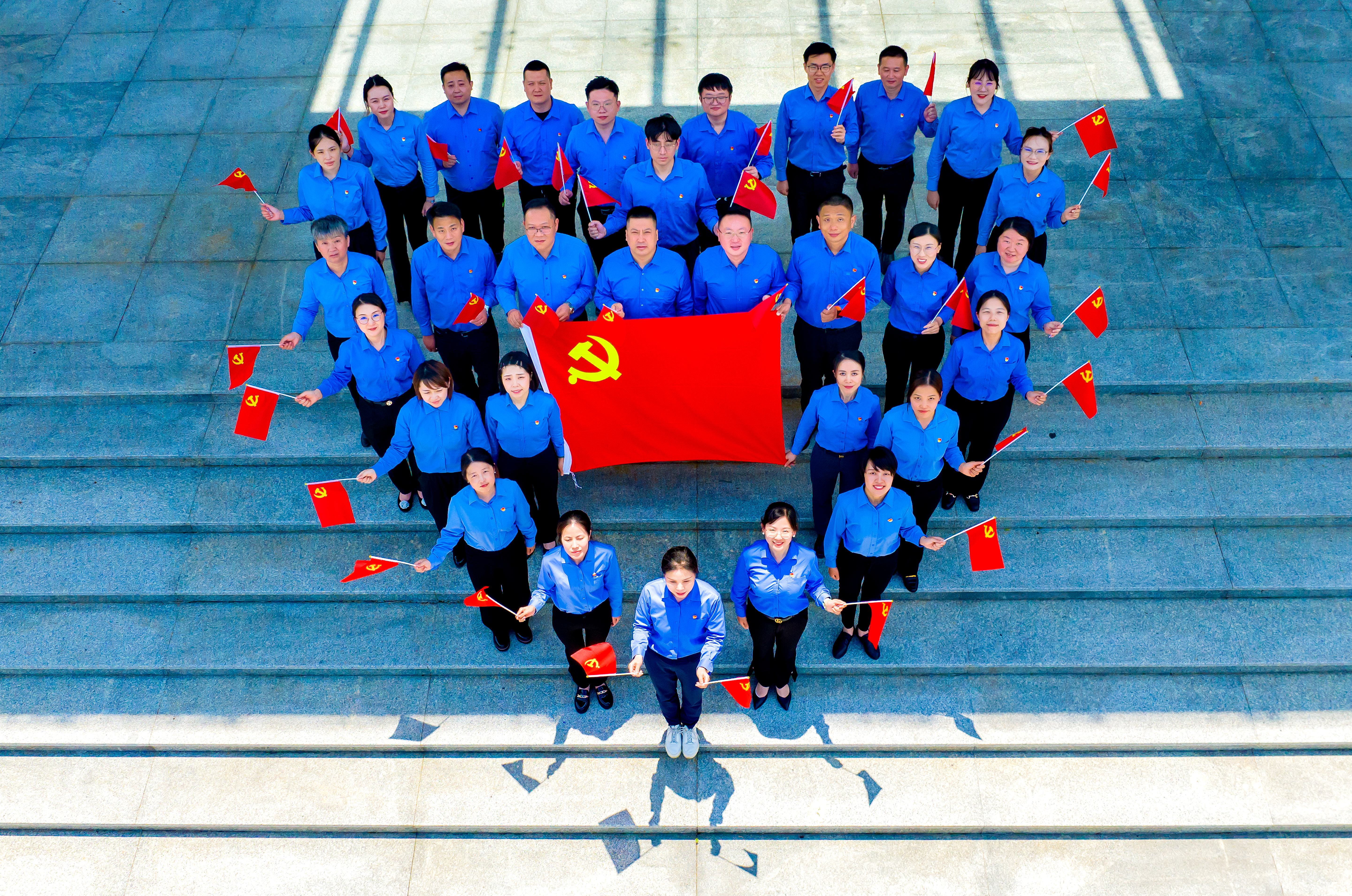 我與黨旗合個(gè)影 | 凌云建裝擔使命！